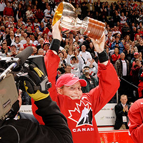 Wickenheiser hoists the World Championship trophy in 2007 (Matthew Manor/HHOF).