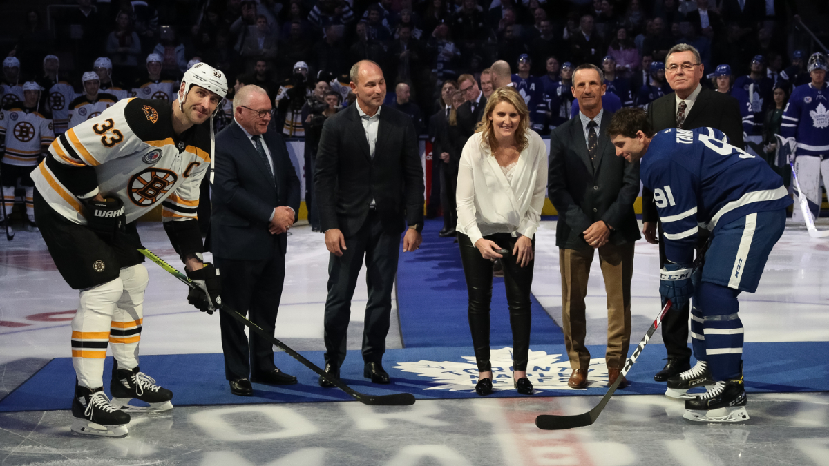 The Class of 2020 takes part in the ceremonial puck drop at the 20/21 Hockey Hall of Fame Game.